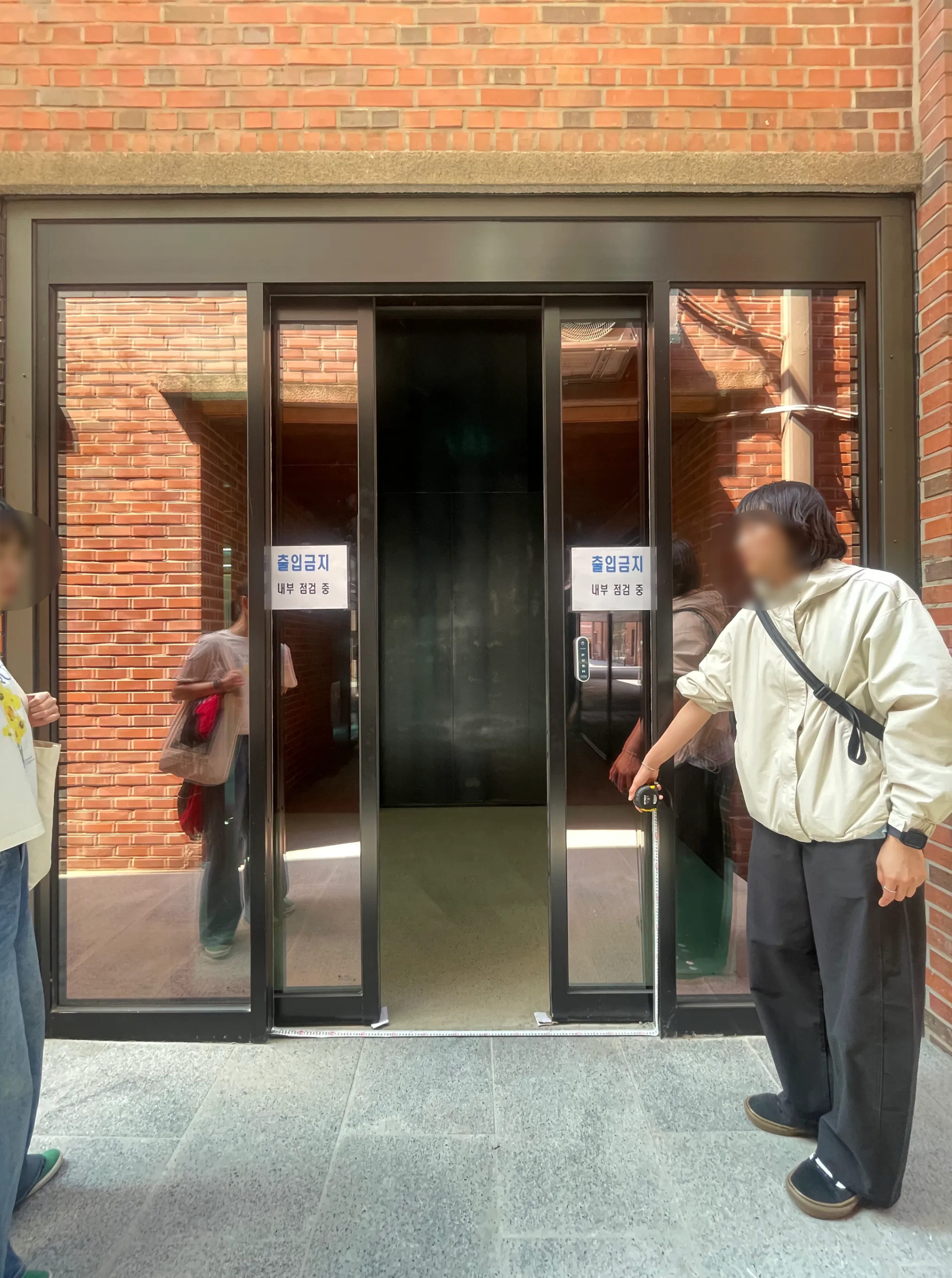 E1구역 2층 출입구